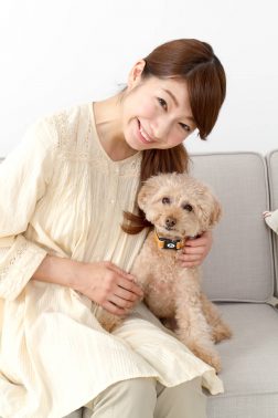 女性の飼い主と愛犬