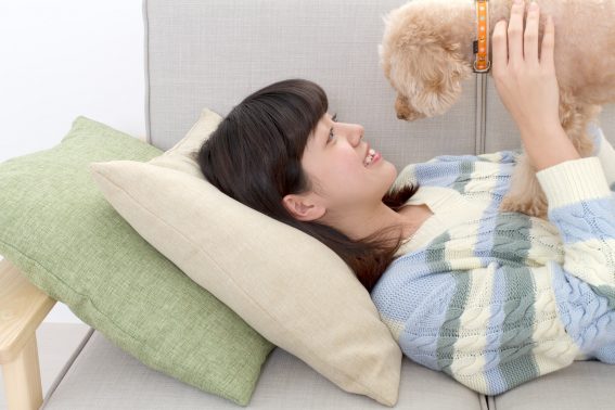 女性と愛犬