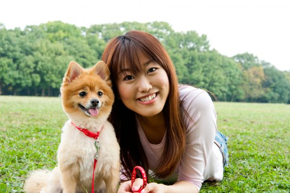 飼い主と記念撮影する犬
