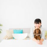 室内にいる飼女性と愛犬